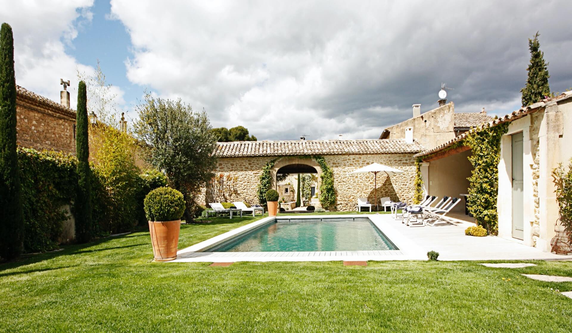 Location Mas de prestige avec jardin à Maubec | Mas Amor