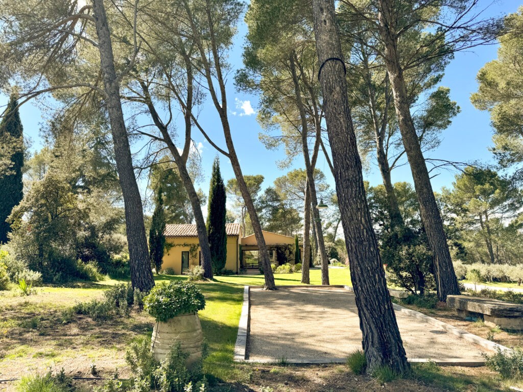 Mas de rampale maison provence - vue sous les arbres
