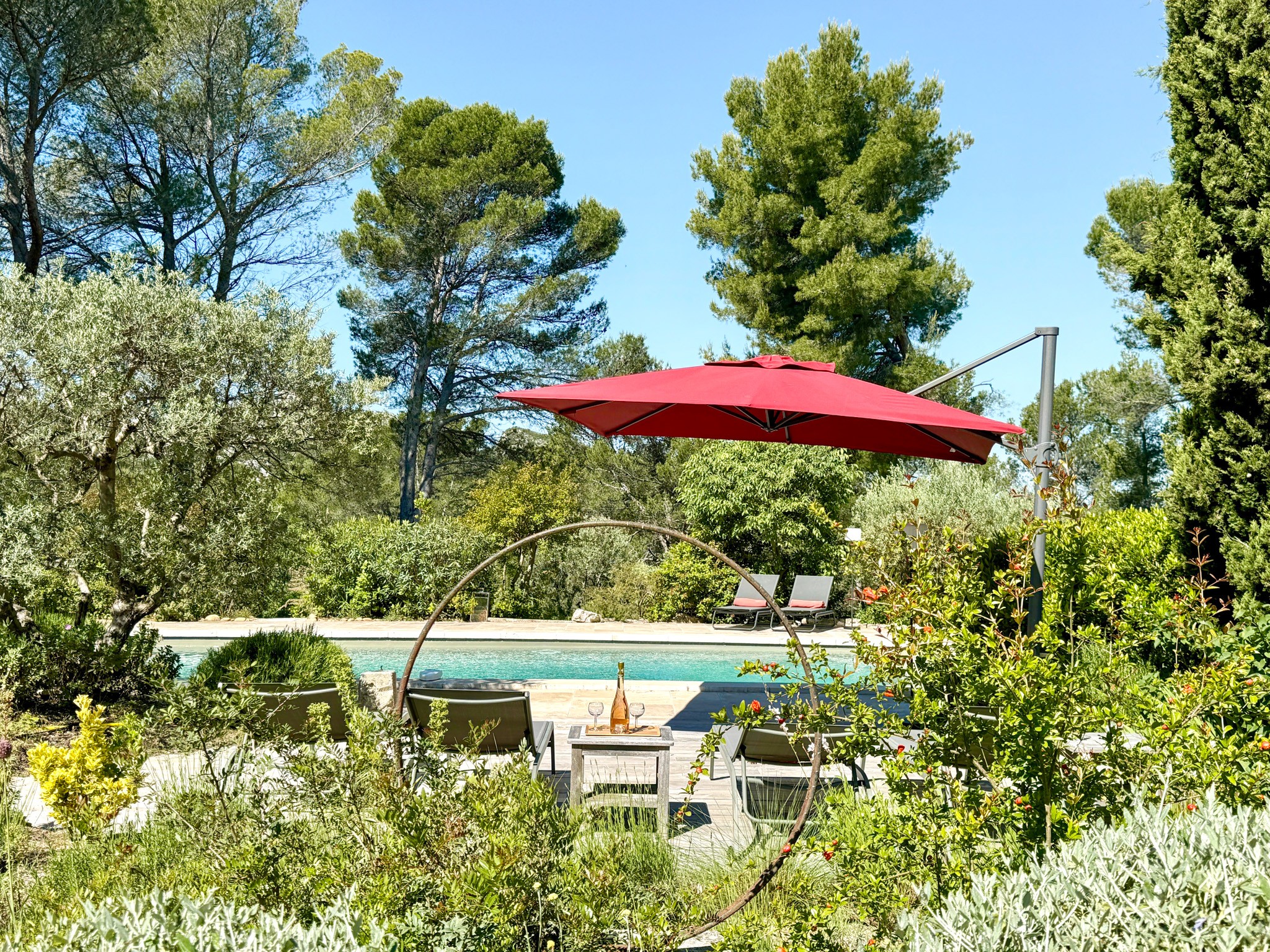Extérieur sous le parasol du Mas de Rampale maison provence