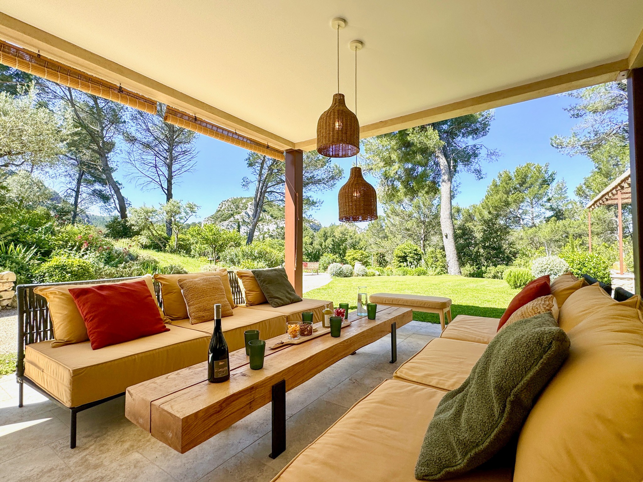 Intérieur salon ouvert du Mas de Rampale maison provence