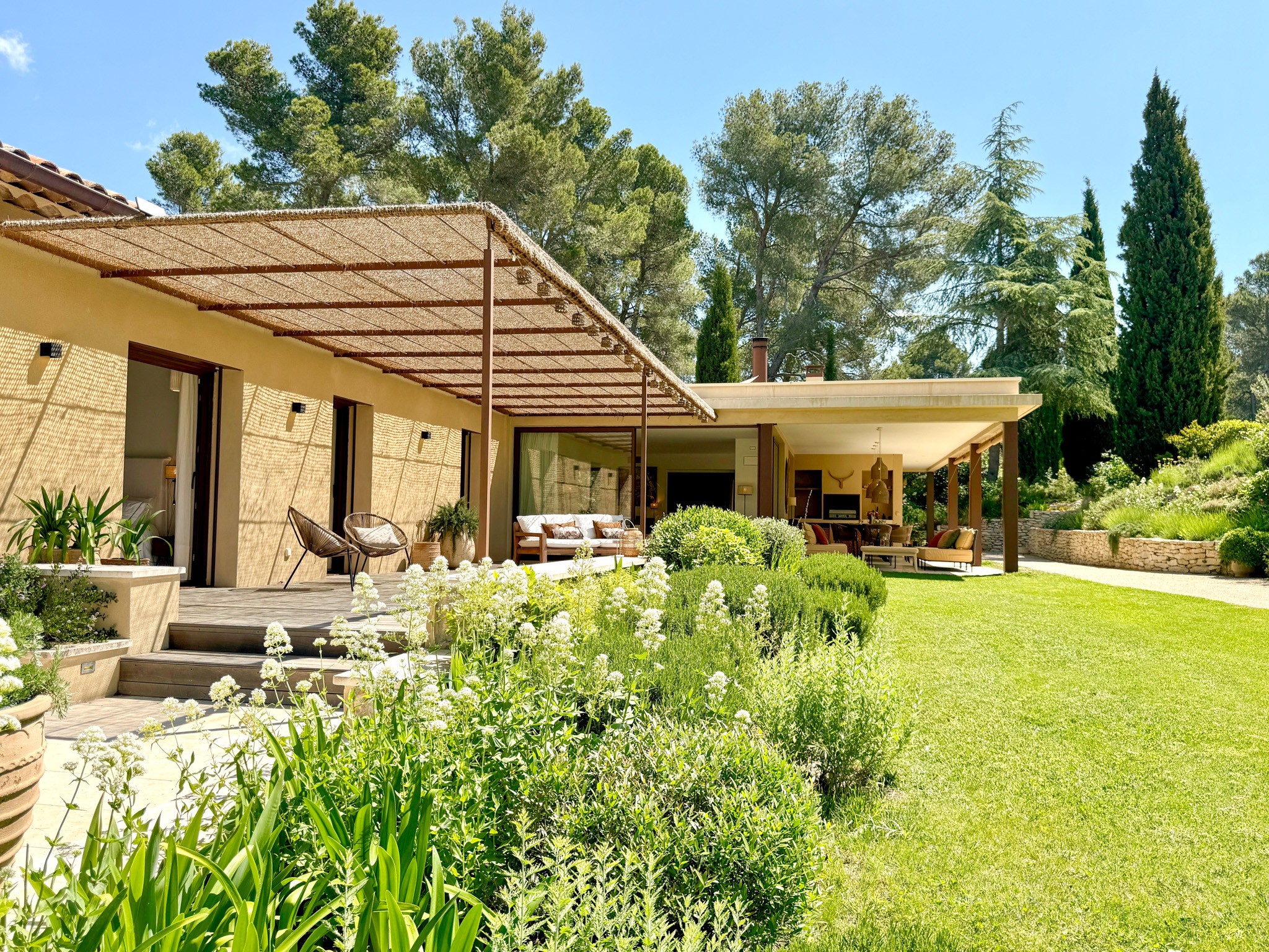 Vue de la façade du Mas de Rampale maison provence