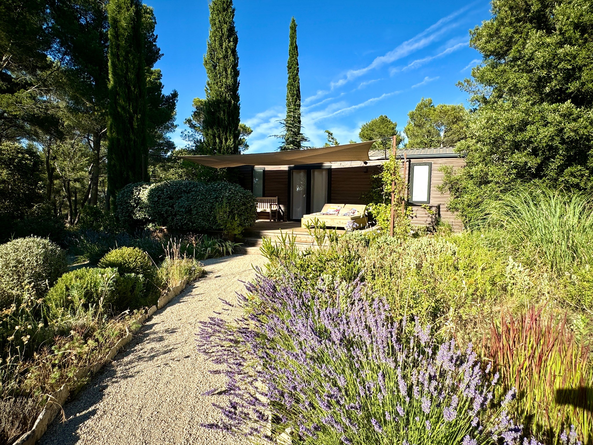 Accès fleuri au Mas de Rampale maison provence