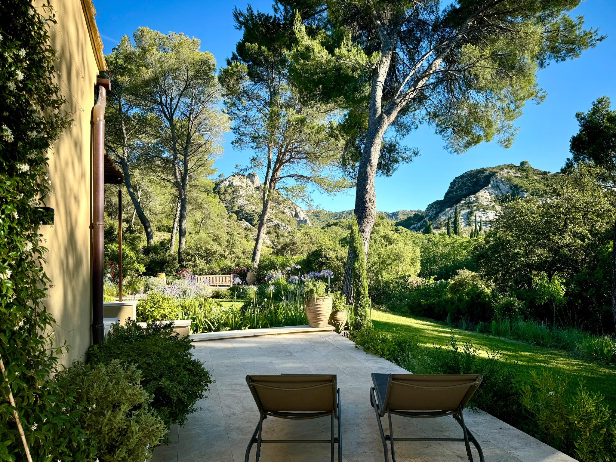 Terrasse vue sur la verdure Mas de Rampale maison provence