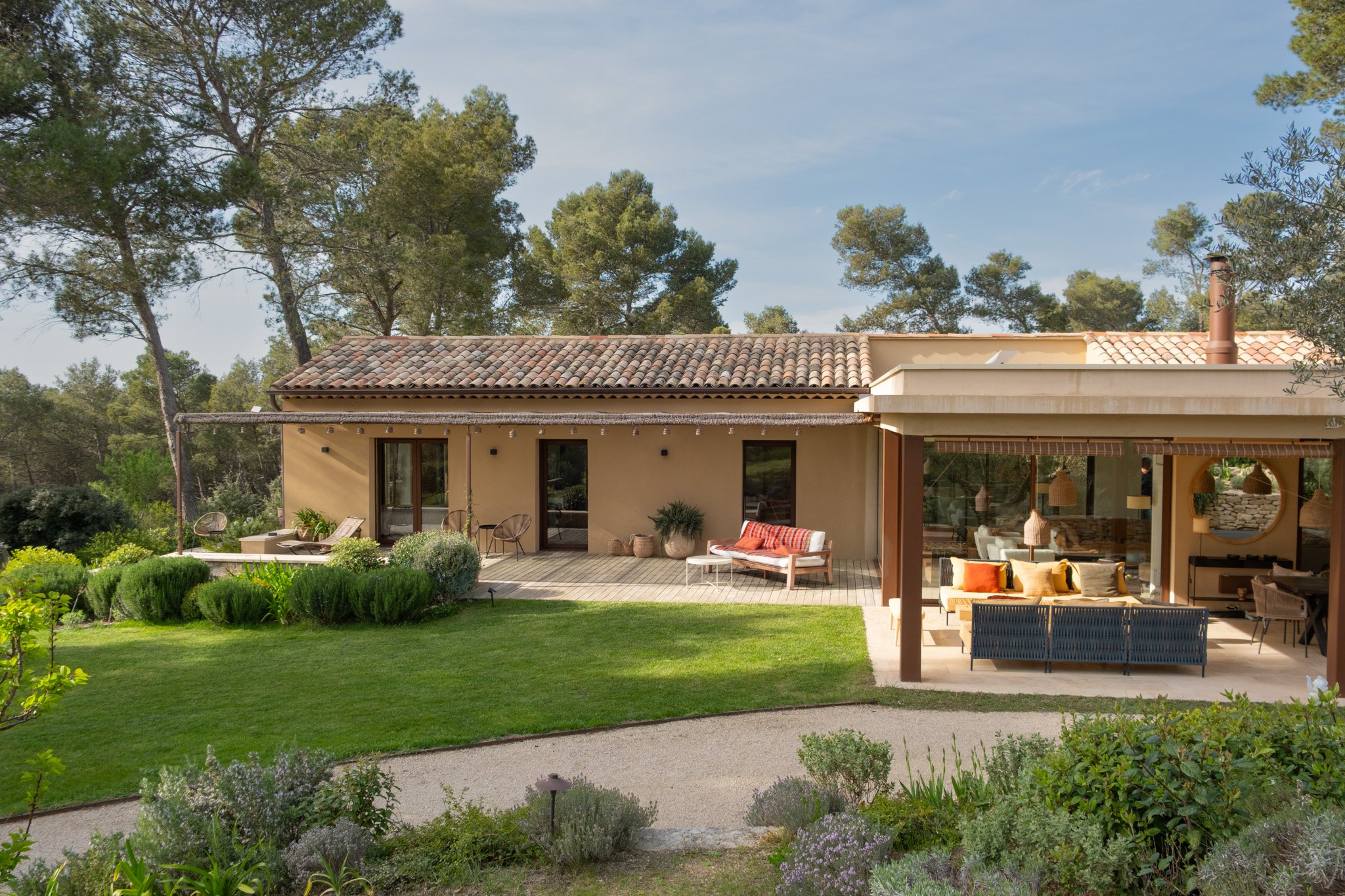 Belle villa provençale et son beau jardin semi-ombragé