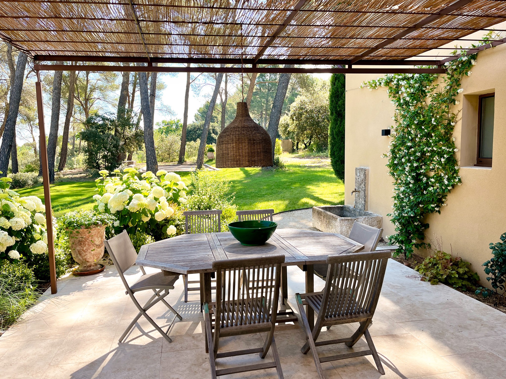 Salon extérieur du Mas de Rampale maison provence