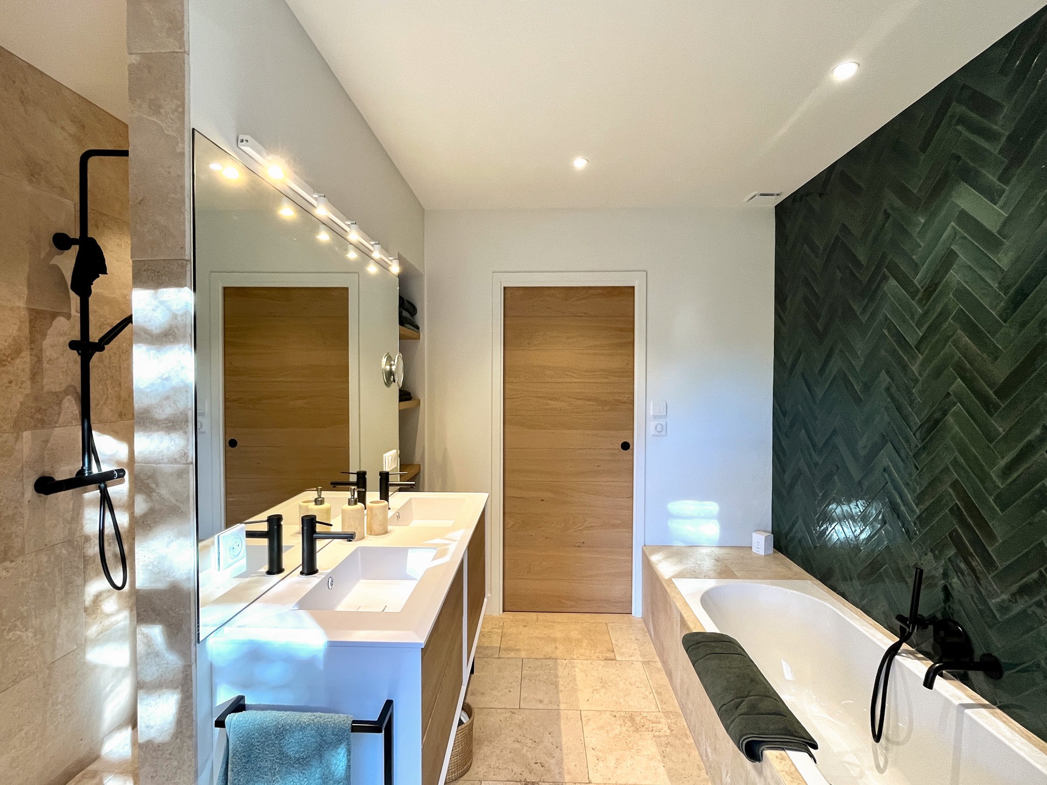 Salle de bains illuminé maison provence