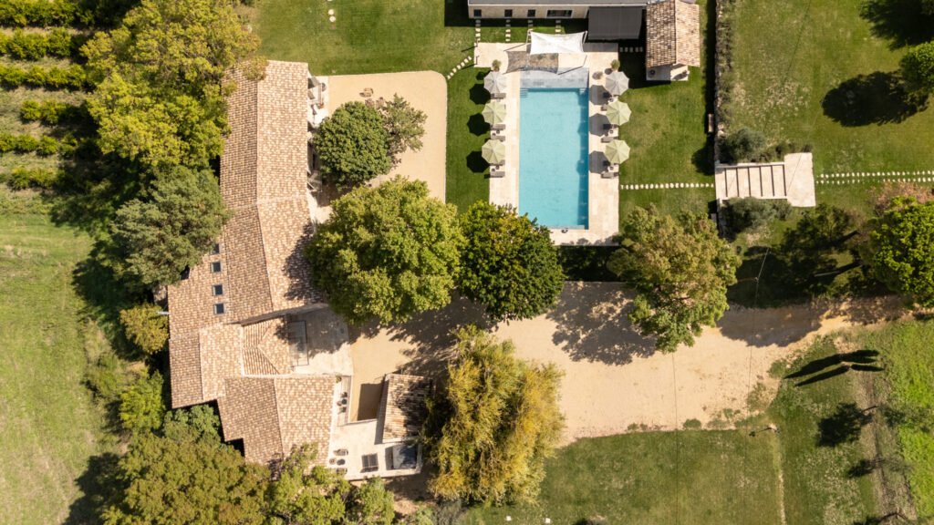 Bastide de Lachaux Luxury Villa - Vue d'en haut avec villa et piscine