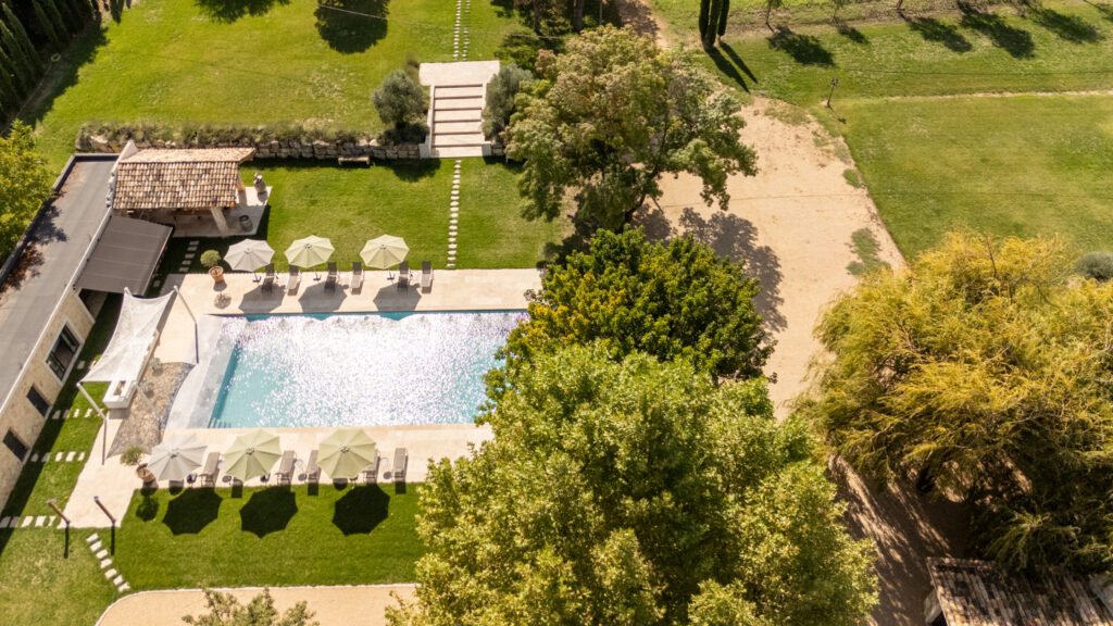 Villa Bastide de Lachaux Luxury – Salon de jardin près de la piscine