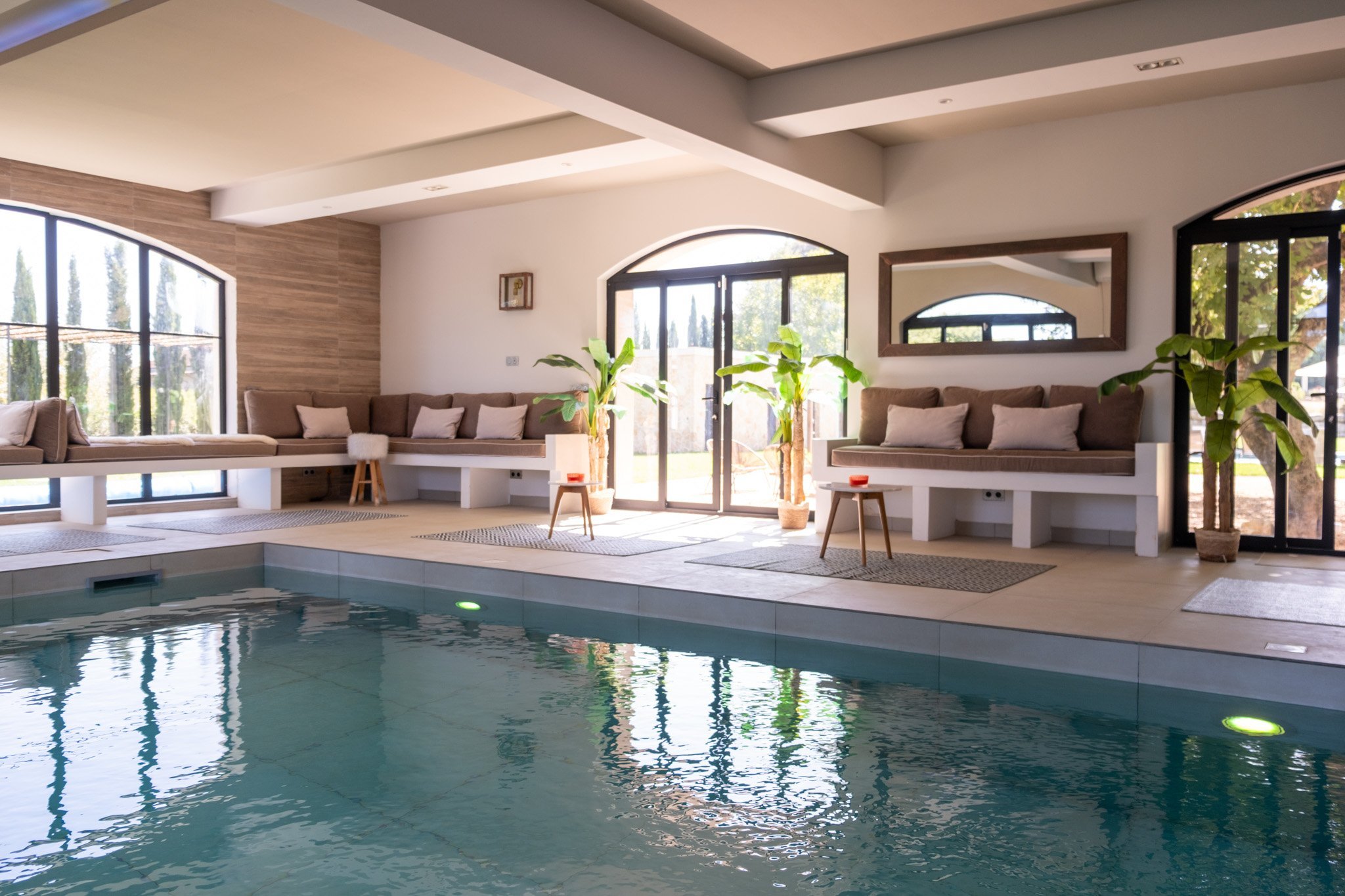 Piscine intérieur et coin relaxant et reposant