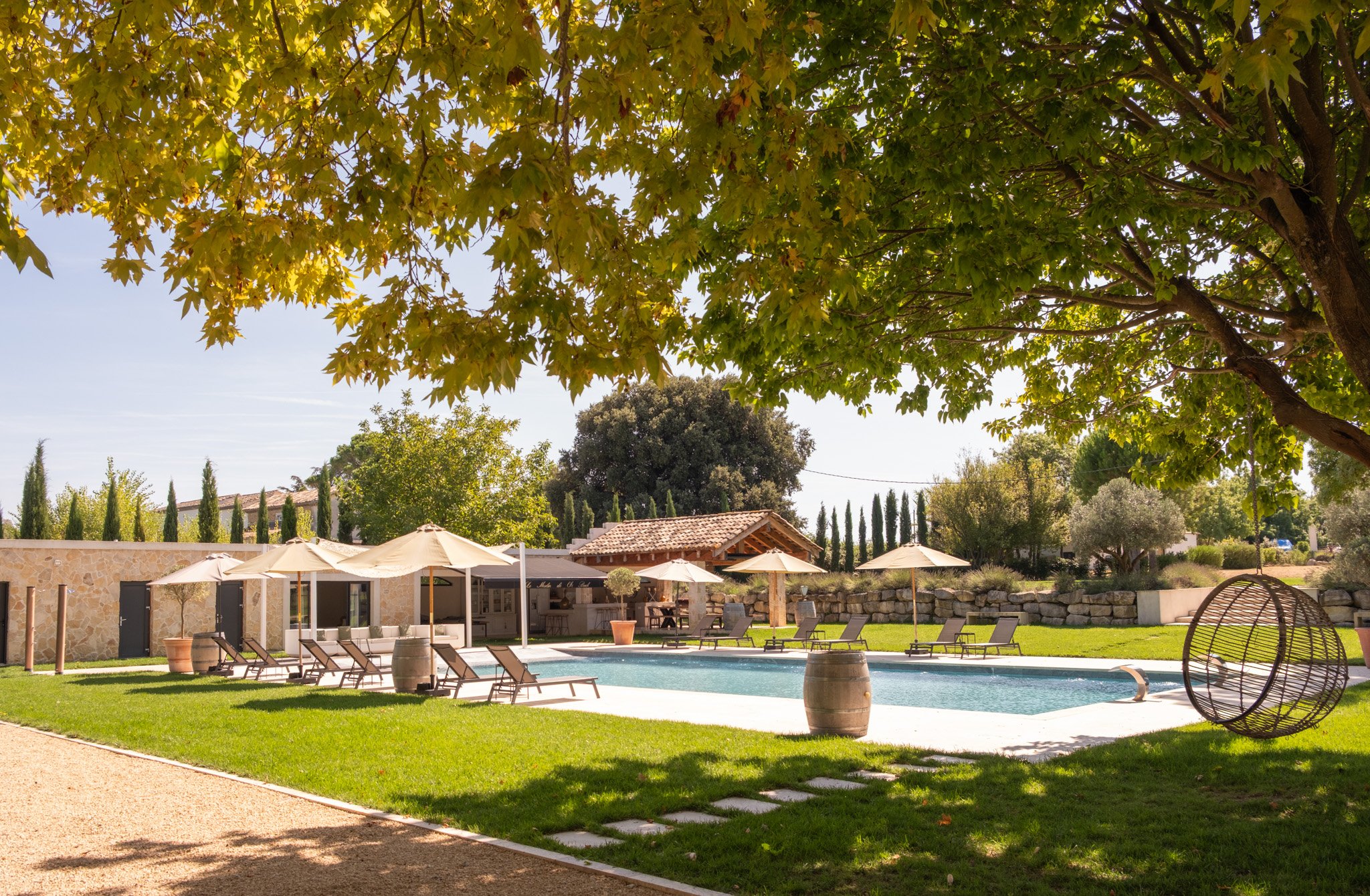 Très beau décor provençal avec la Bastide de Lachaux - arbre, piscine et cuisine d'été