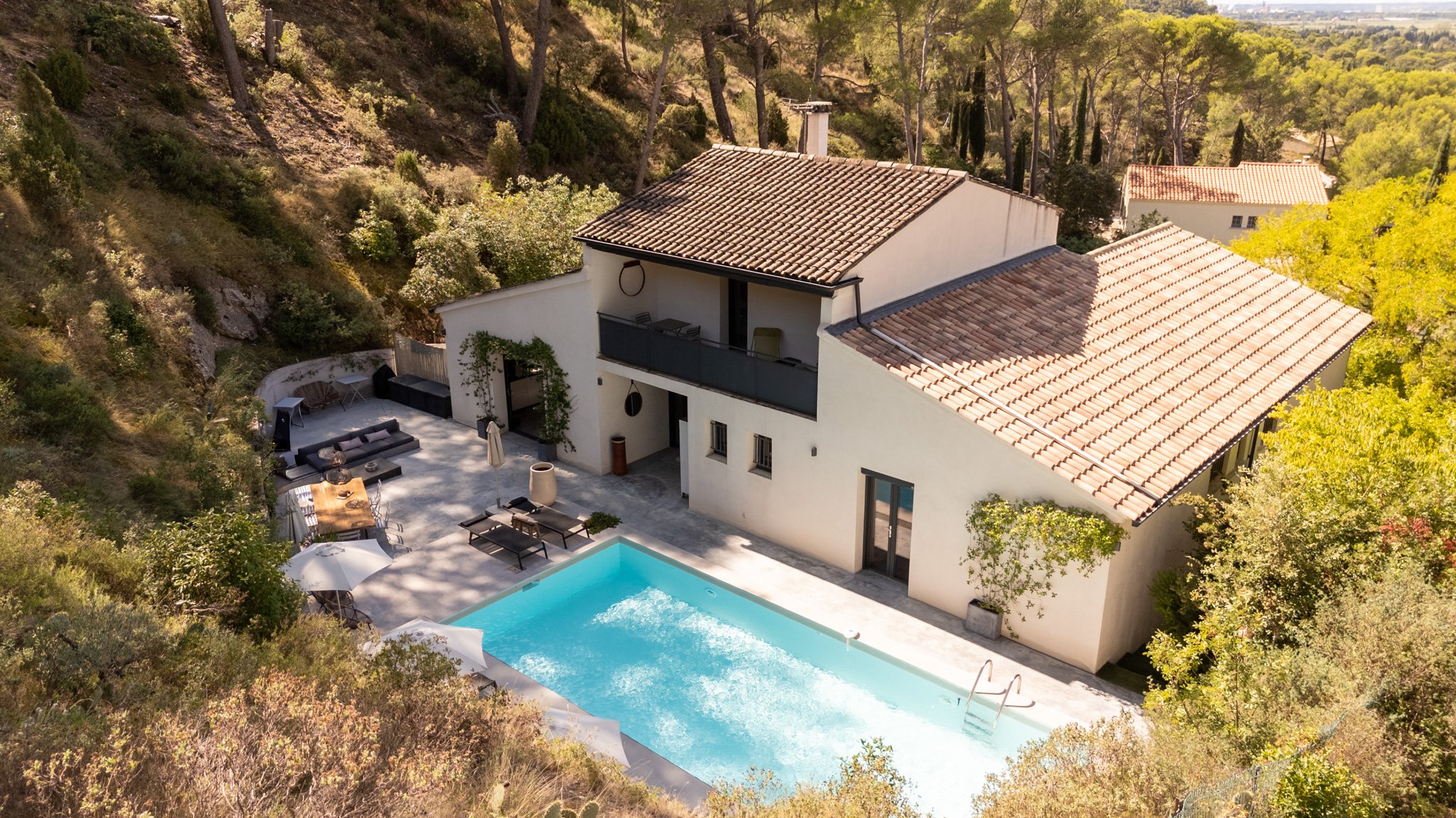 Villa Les Hauts de Gres - vue de hauteur sur la magnifique villa et sa piscine
