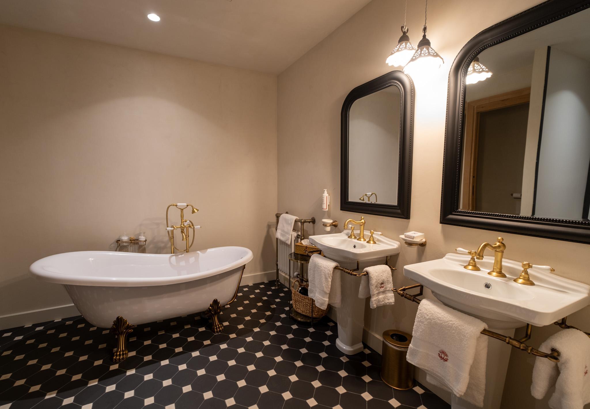 Domaine des Délices d’Ici in Eygalières – bathroom with bathtub and two sinks, photo 29