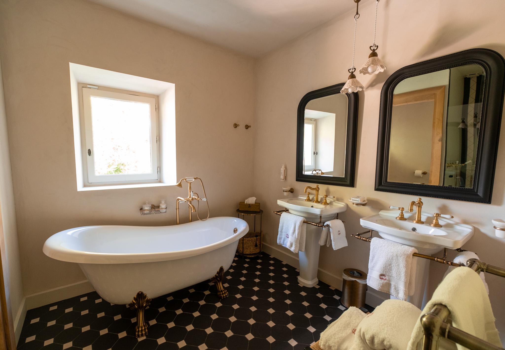 Domaine des Délices d’Ici in Eygalières – bathroom with bathtub and two sinks, photo 25