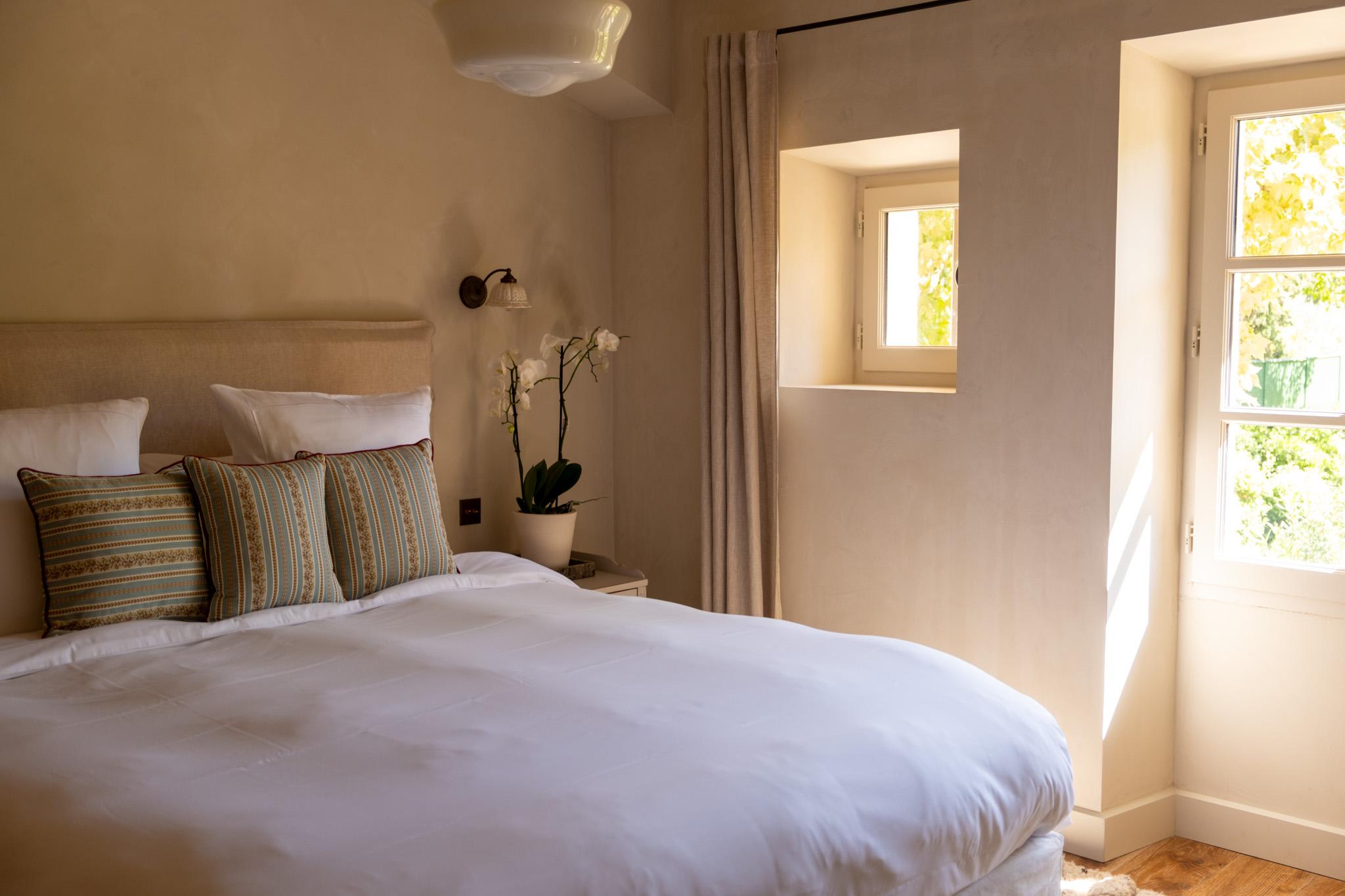 Domaine des Délices d’Ici in Eygalières – bedroom with one bed and windows