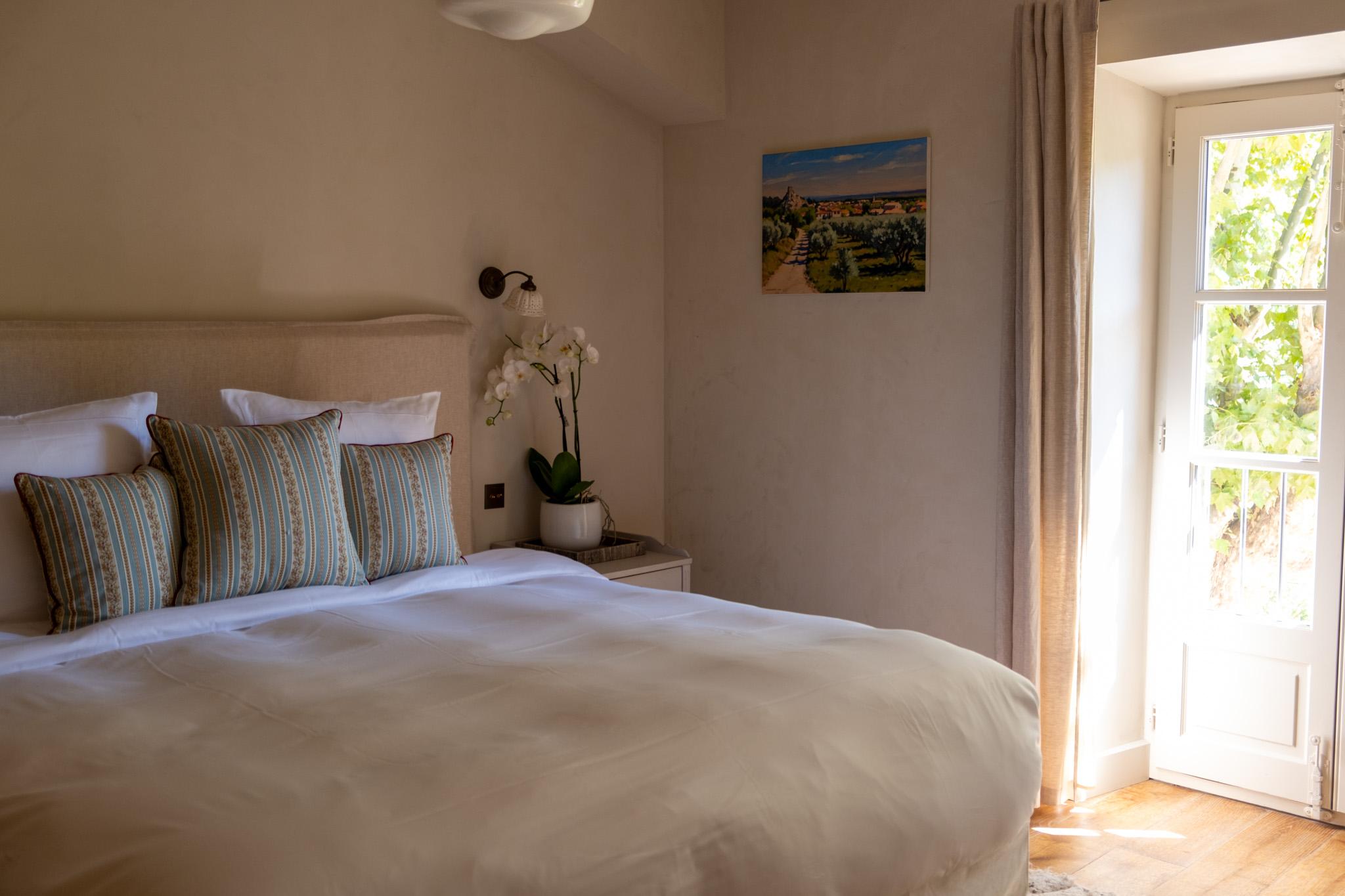 Domaine des Délices d’Ici in Eygalières – bedroom with double bed and window