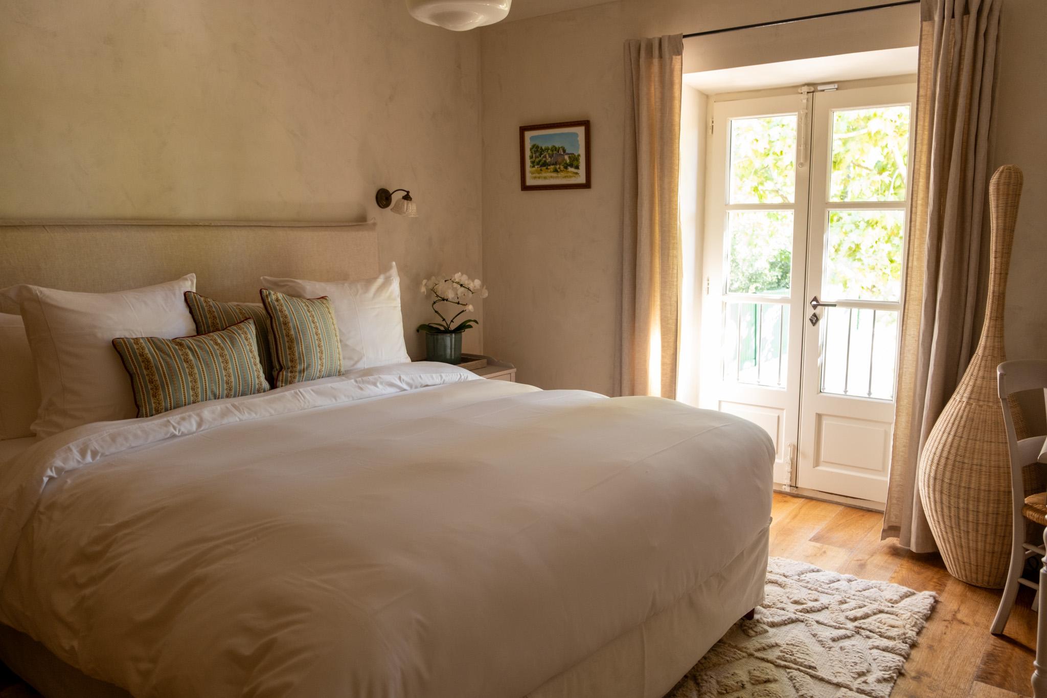 Domaine des Délices d’Ici in Eygalières – bedroom with a double bed and a door