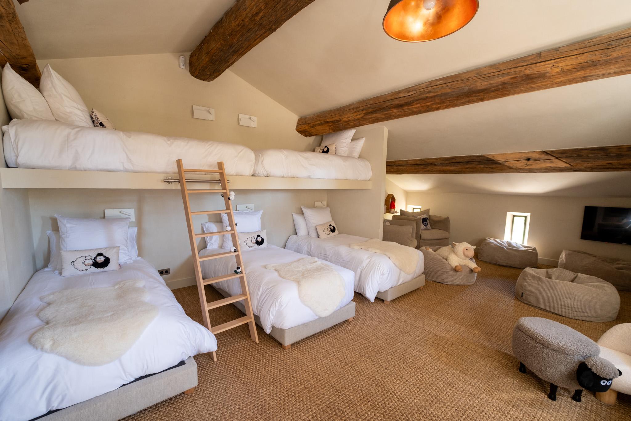 Domaine des Délices d’Ici in Eygalières – bedroom with six beds and exposed beams