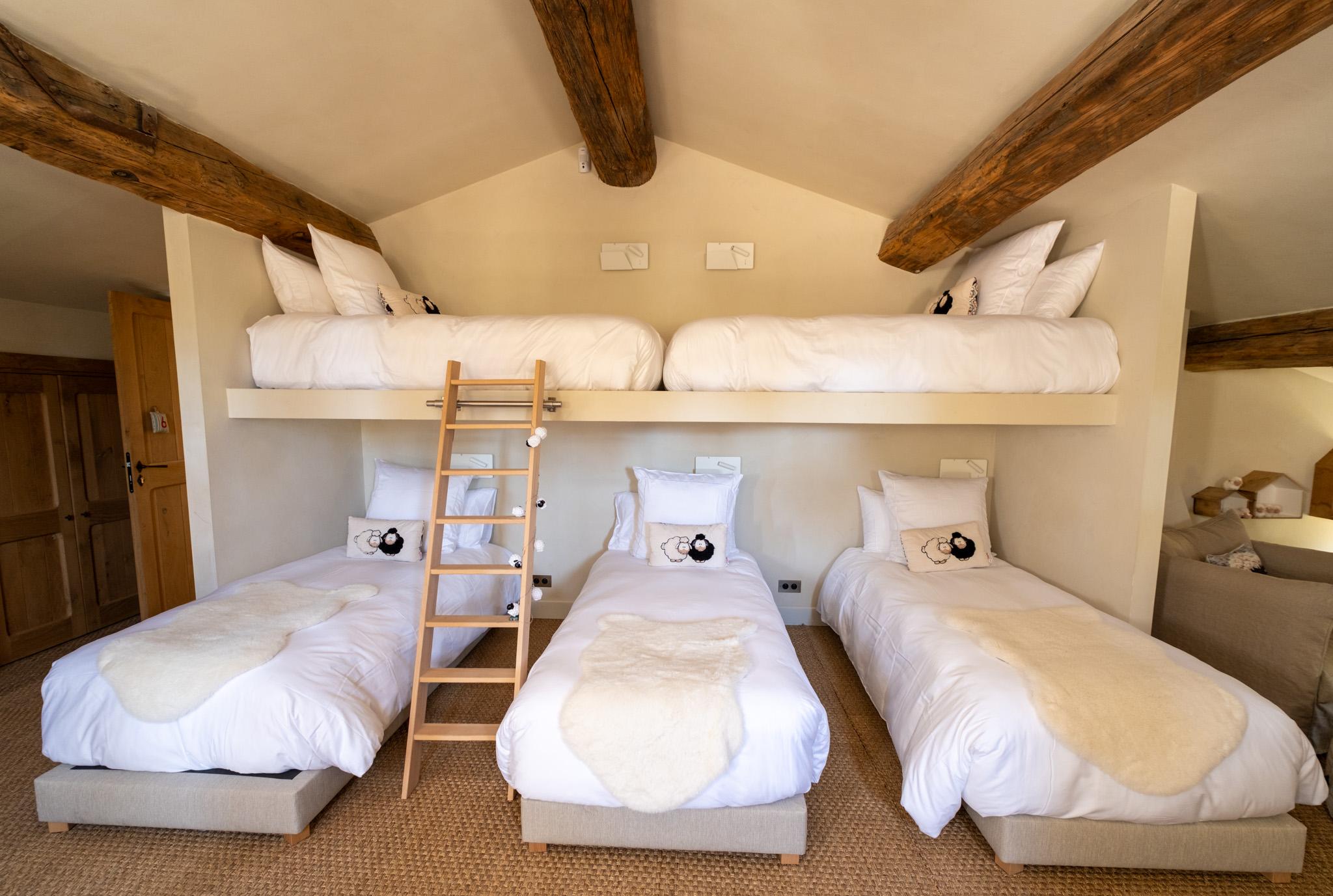 Domaine des Délices d’Ici in Eygalières – bedroom with five beds and exposed beams, photo 32