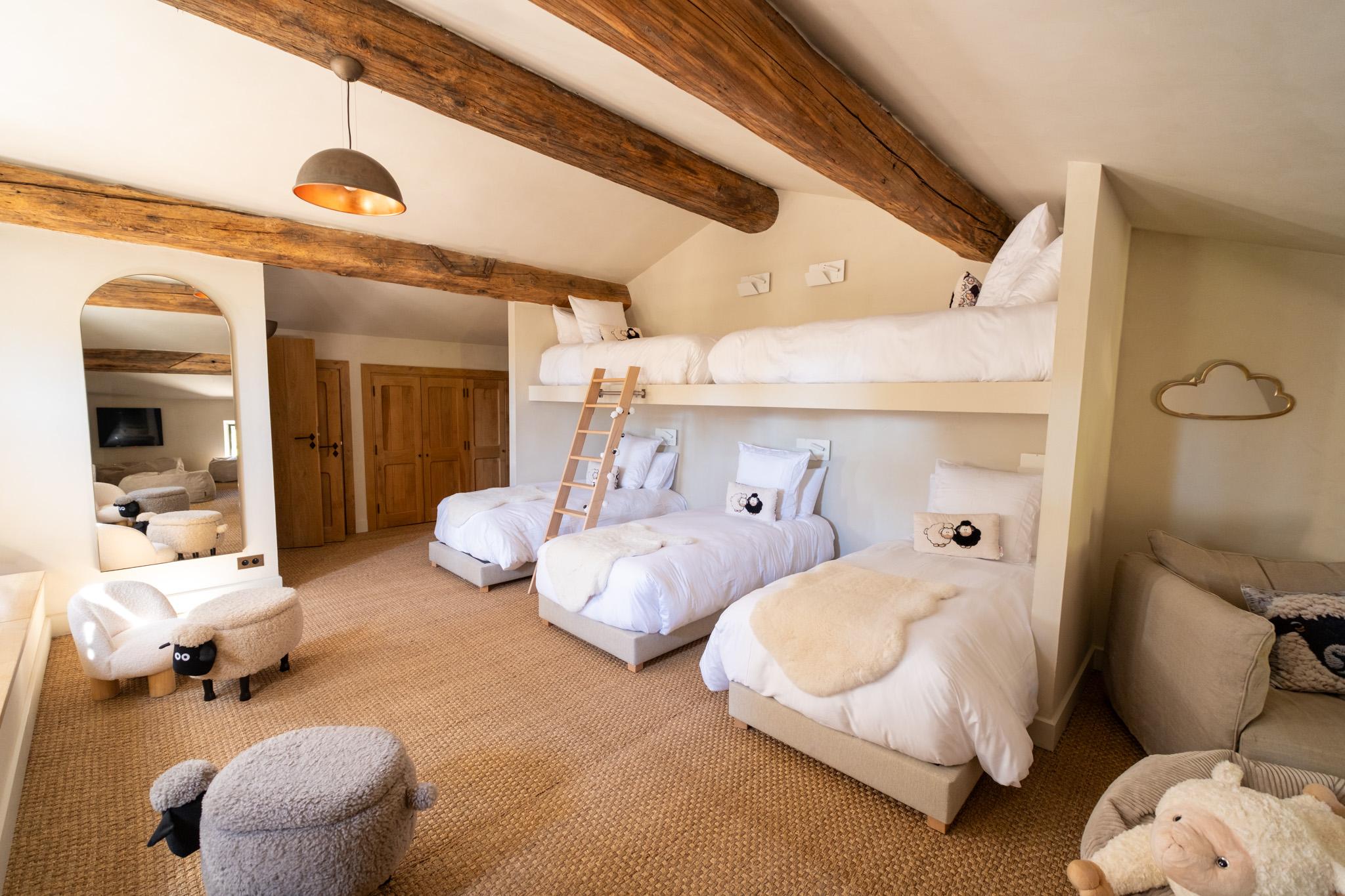 Domaine des Délices d’Ici in Eygalières – bedroom with five beds and exposed beams, photo 31