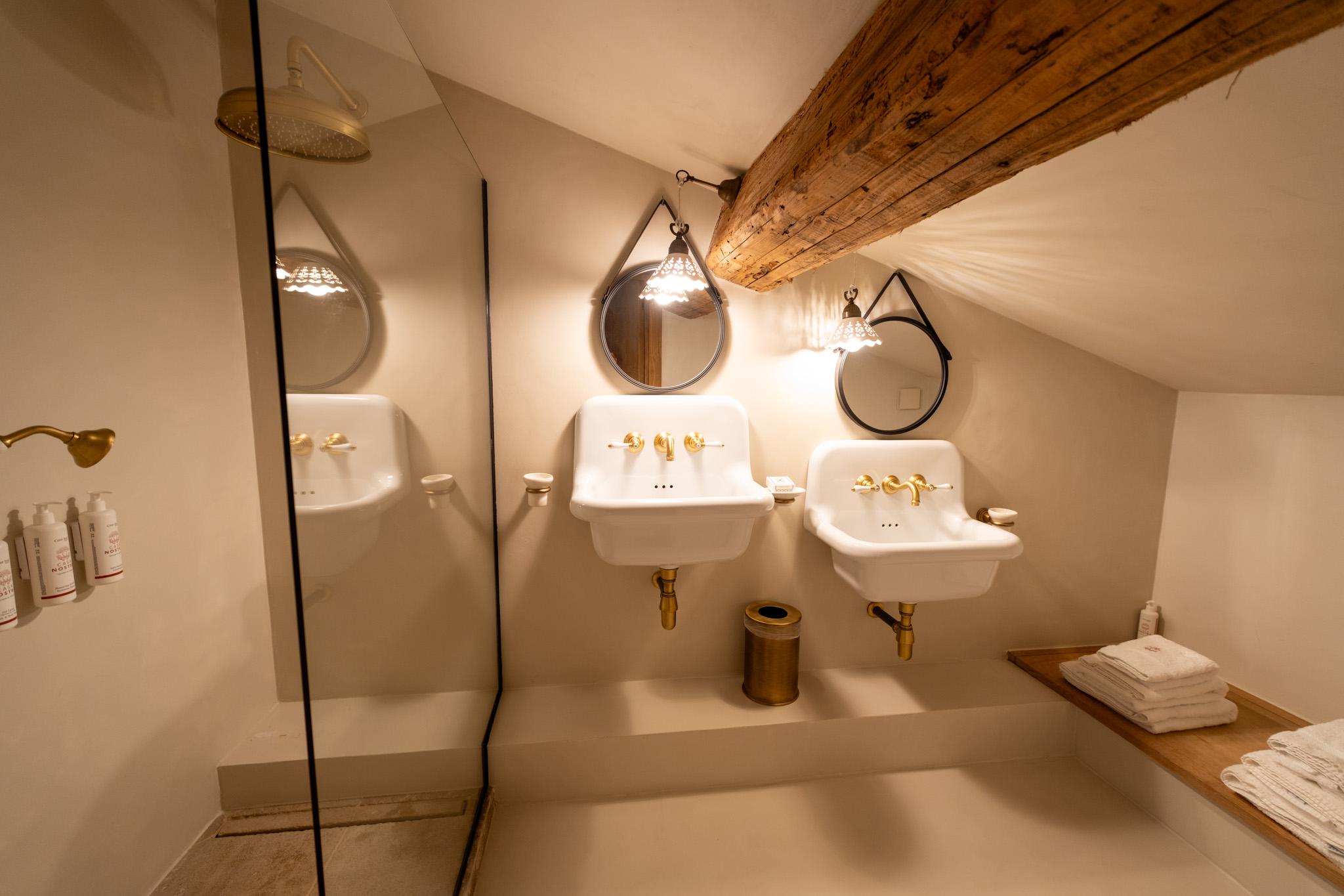 Domaine des Délices d’Ici in Eygalières – bathroom with sinks and exposed beams