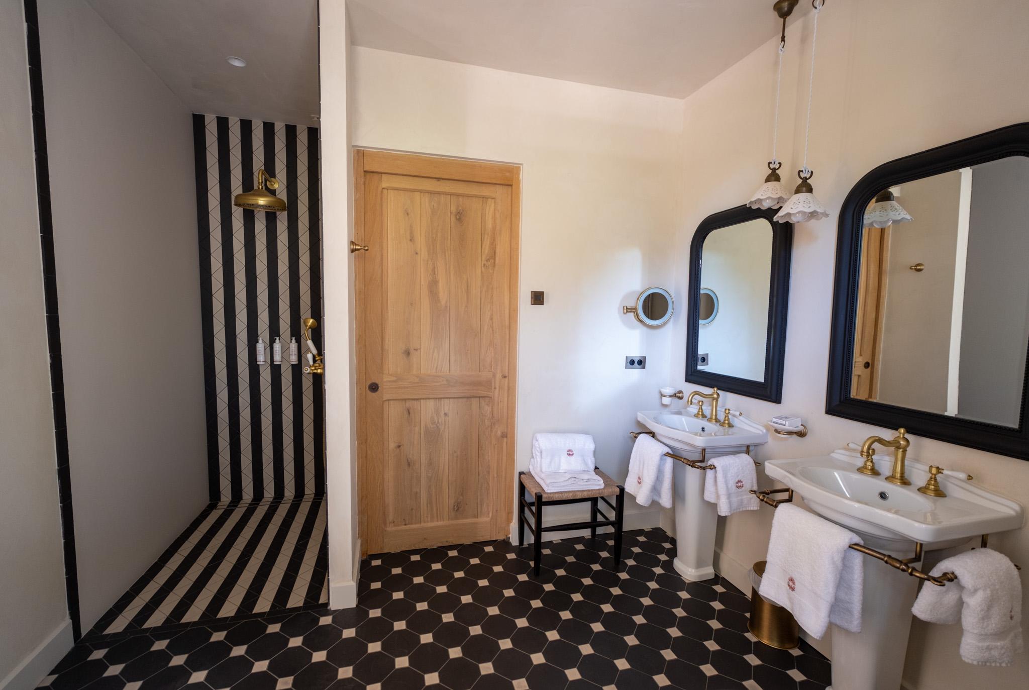 Domaine des Délices d’Ici in Eygalières – bathroom with double sink and shower