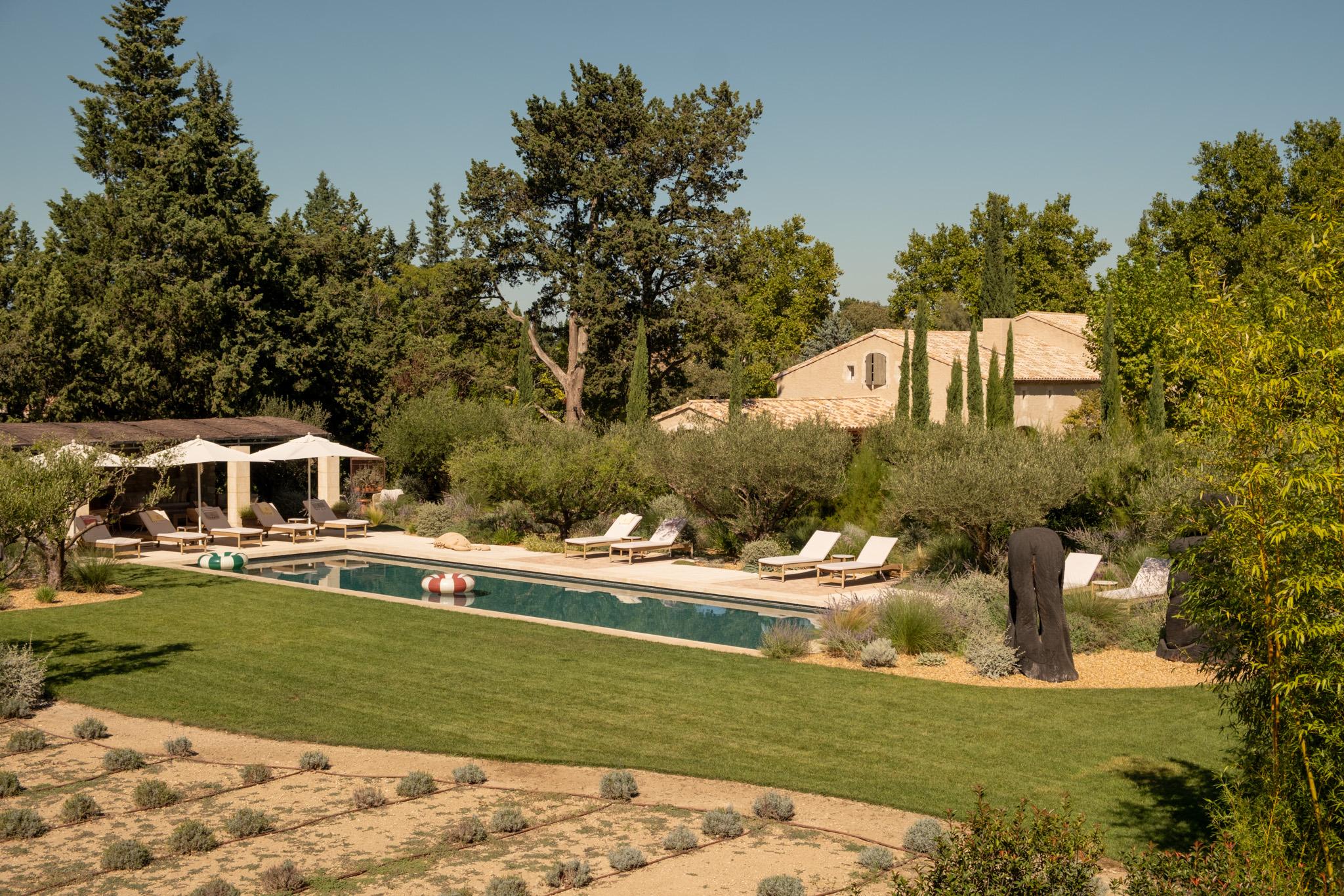 Domaine des Délices d’Ici in Eygalières – swimming pool with sun loungers and garden