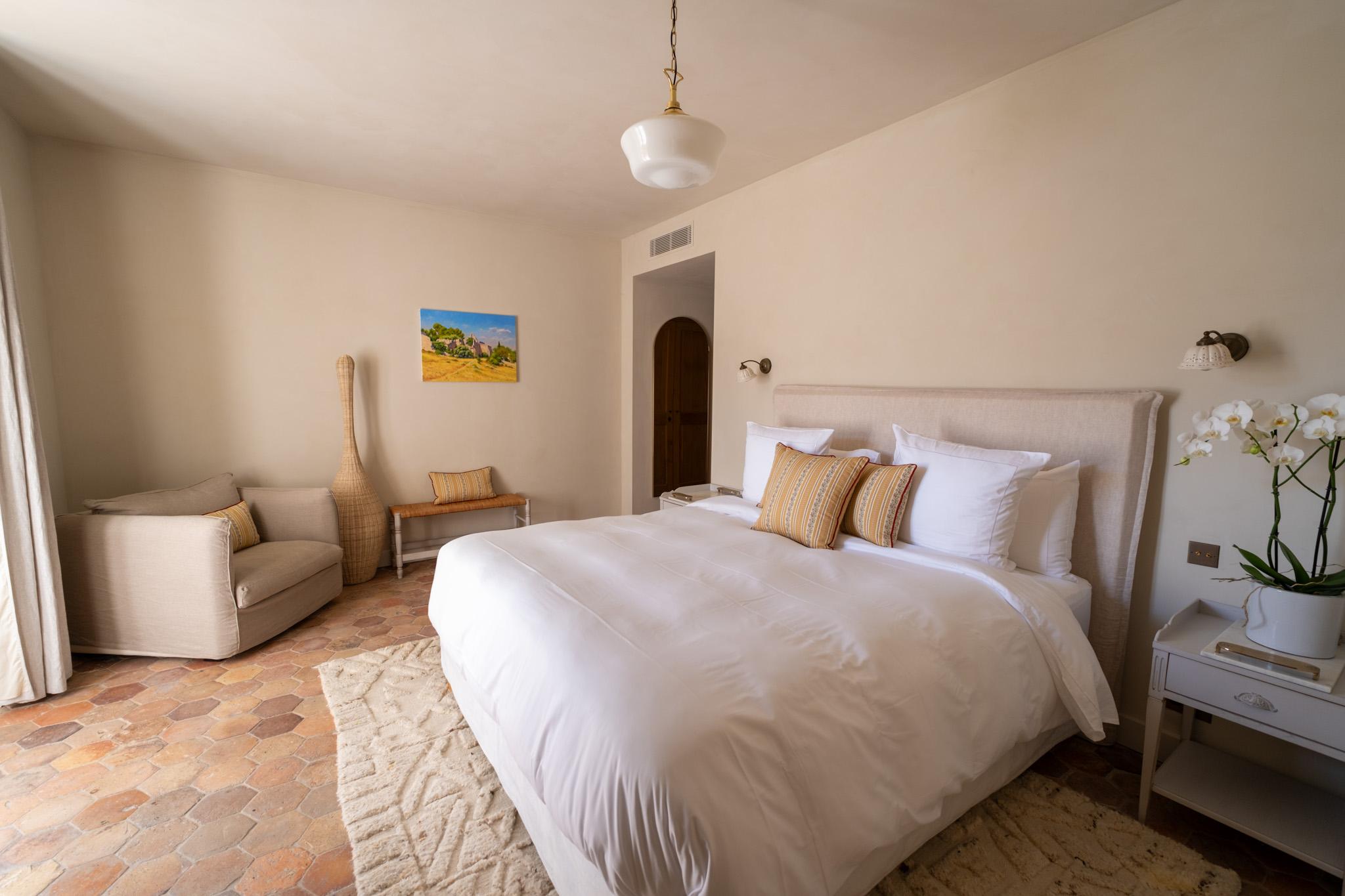 Domaine des Délices d’Ici in Eygalières – bedroom with one bed and armchair