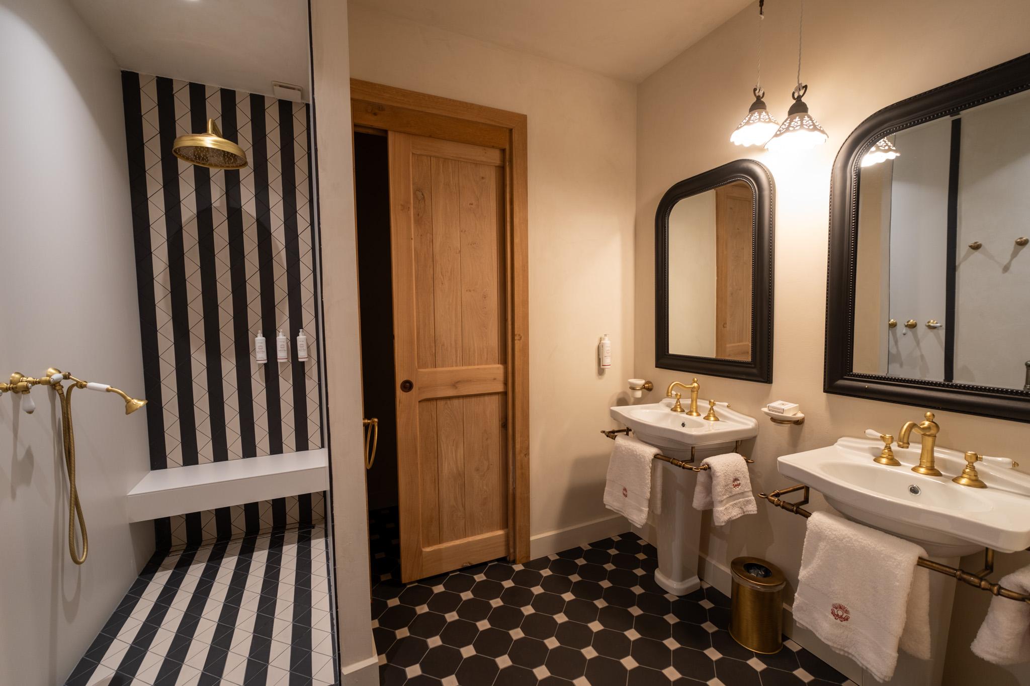 Domaine des Délices d’Ici in Eygalières – bathroom with walk-in shower and two sinks