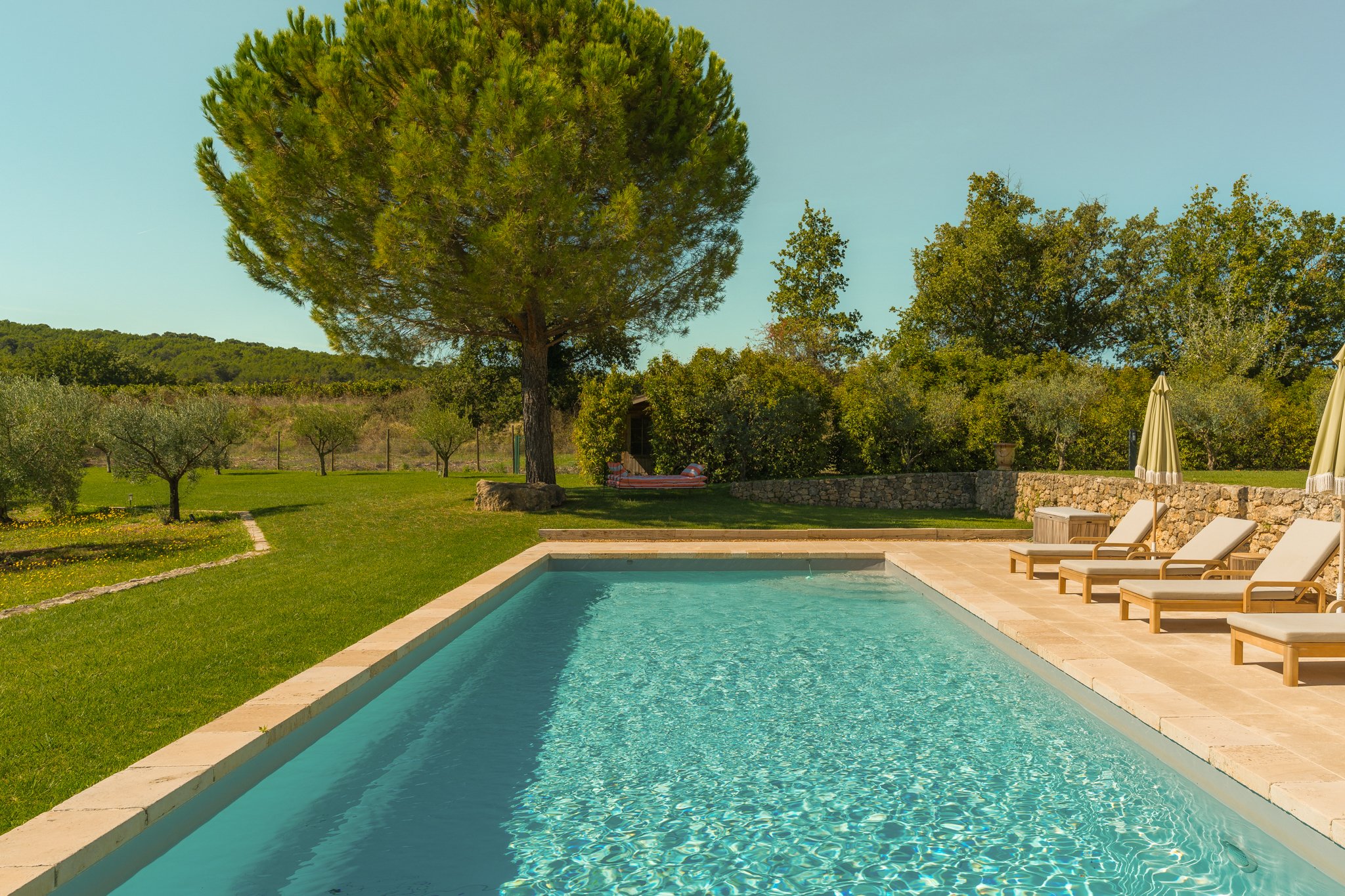 La grande piscine bleu azur de la Bastide du Puy